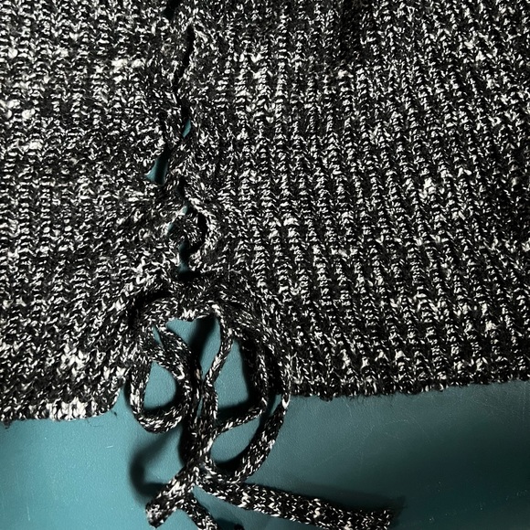 American Eagle Ladies S Black & White Side-Laced Sweater - Picture 9 of 16